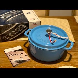 STAUB 4Qt Cast Iron Dutch Oven / Cocotte - BNIB! 💗